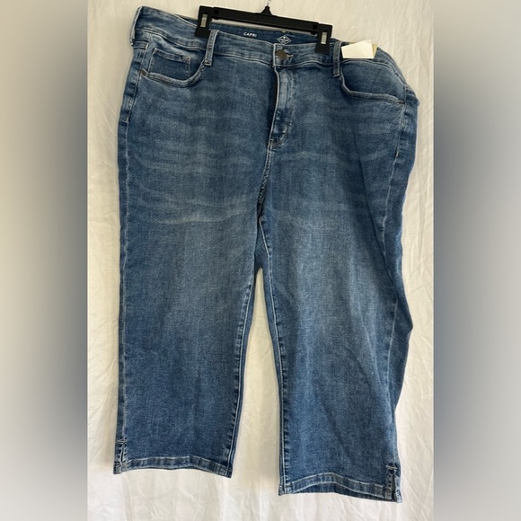 St John’s Bay Women’s Blue Denim Capri with Pockets  size 24W New With Tags - Picture 1 of 12